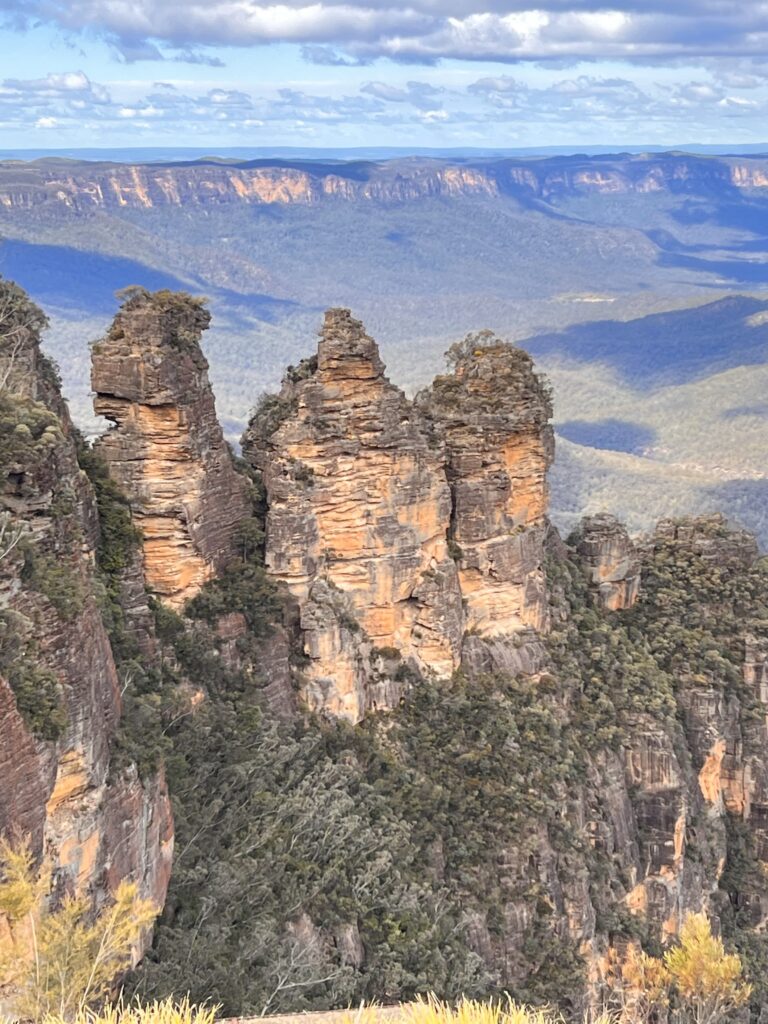 the-three-sisters-blue-mountains towering rock formations of the THree Sisters in the Blue Mountaina west of Sydney